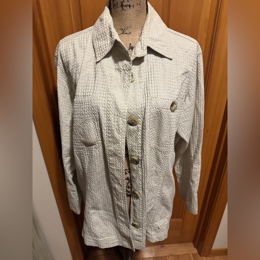 Columbia women’s lightweight jacket with large buttons